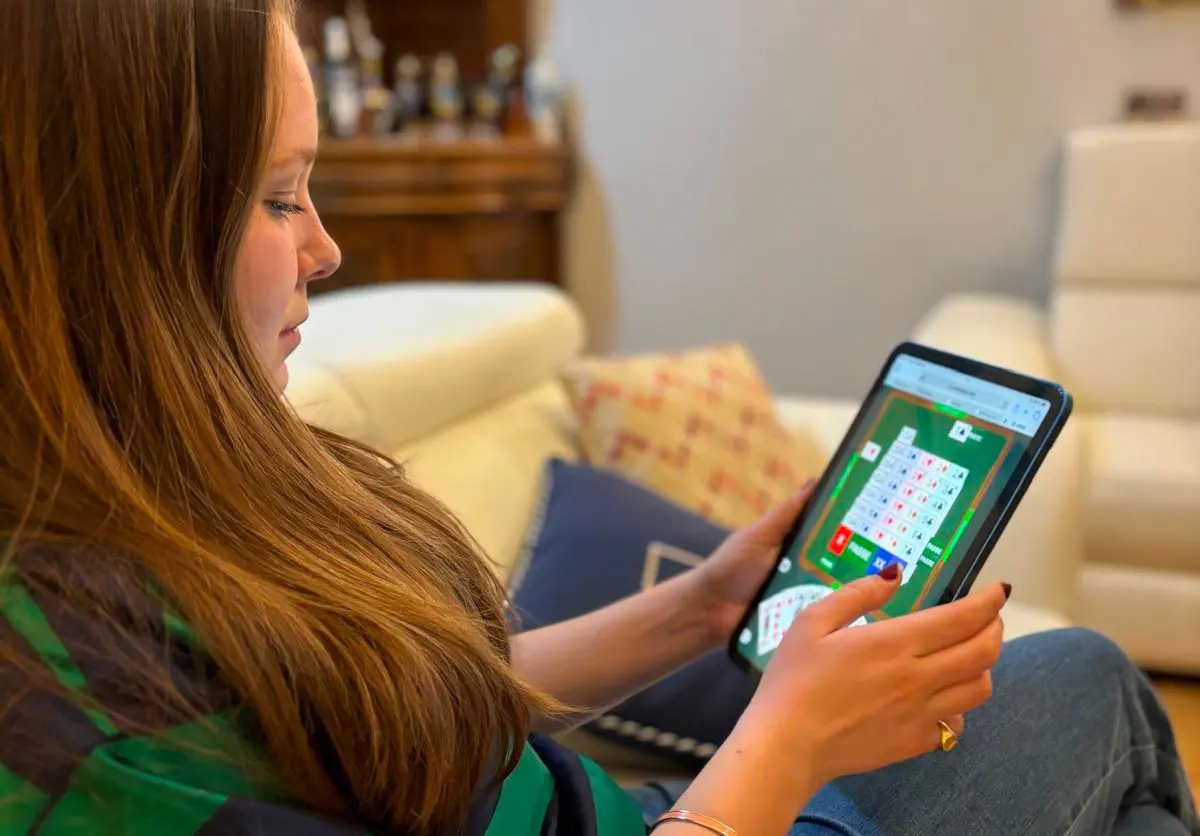 Persona che gioca a bridge